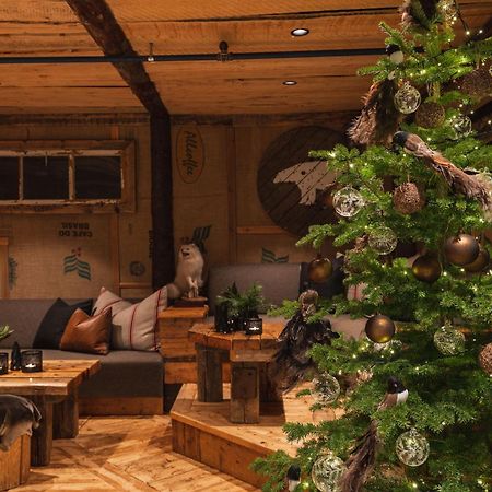 Basecamp Hotel Лонгйир Экстерьер фото