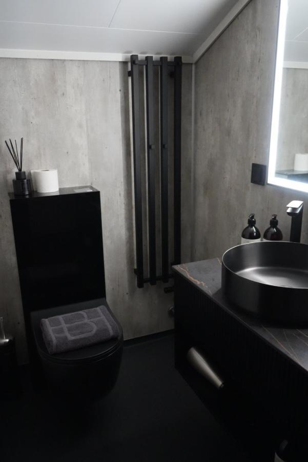 Basecamp Hotel Лонгйир Экстерьер фото